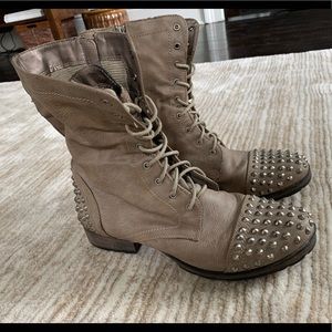 Breckelle’s Lace-Up Spiked Beige Boots
